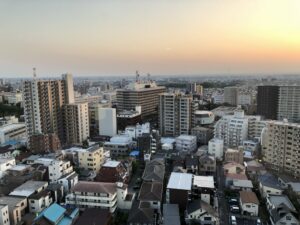 インビザラインのご相談はお気軽にお問い合わせください.0166-27-2450 旭川駅前あしたばデンタルクリニックのマウスピース矯正～インビザラインは透明なマウスピースを取り換えながら矯正治療をします。日常の生活に支障をきたすことがないマウスピース矯正で、衛生的に保つことも可能です。遠隔で矯正治療の状況を把握するシステムも充実していますので、旭川市外からも多くの方が利用されている治療です。